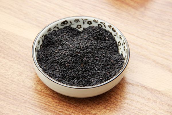 吃生芝麻好還是熟芝麻好 什么時(shí)候吃芝麻最好 吃生芝麻好還是熟芝麻好 什么時(shí)候吃芝麻最好