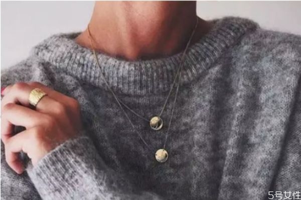 項(xiàng)鏈冬天可以戴在外面嗎 冬天如何佩戴項(xiàng)鏈 項(xiàng)鏈冬天可以戴在外面嗎 冬天如何佩戴項(xiàng)鏈
