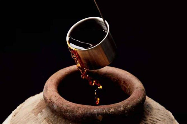 黃酒可以空腹喝嗎 喝黃酒好還是白酒好 黃酒可以空腹喝嗎 喝黃酒好還是白酒好