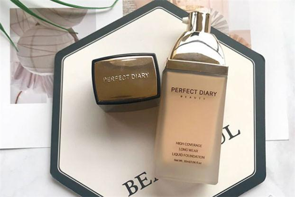 完美日記小金蓋和黑蓋哪個(gè)好 小金蓋和黑蓋的區(qū)別