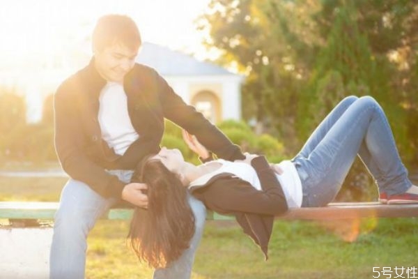 男生總說(shuō)女生傻是什么意思 男的說(shuō)女的傻的心理