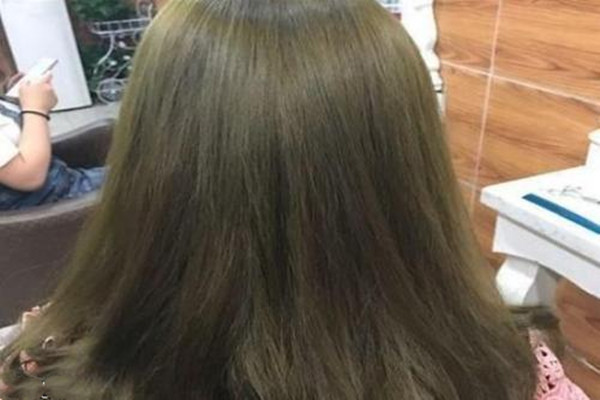 染悶青色頭頂黃怎么辦 染悶青色后怎樣能保持久一點 染悶青色頭頂黃怎么辦 染悶青色后怎樣能保持久一點