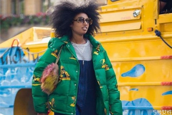 羽絨服充絨量應(yīng)該多少克最保暖 羽絨服充絨量多少合適 羽絨服充絨量應(yīng)該多少克最保暖 羽絨服充絨量多少合適