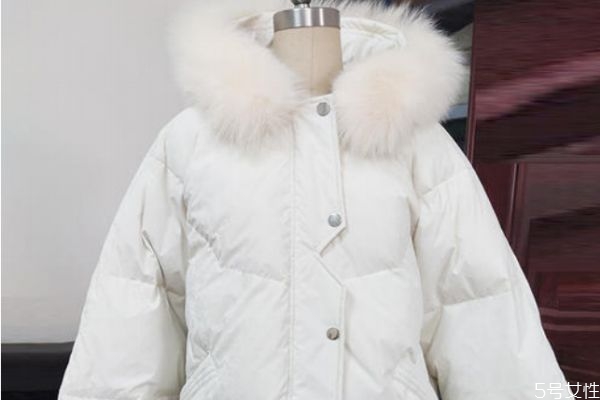 如何判斷羽絨服質(zhì)量好壞 羽絨服跑毛的解決方法 如何判斷羽絨服質(zhì)量好壞 羽絨服跑毛的解決方法