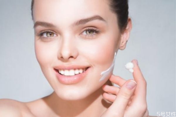 冬天抹臉的正確順序全部 冬天護膚的使用順序 冬天抹臉的正確順序全部 冬天護膚的使用順序