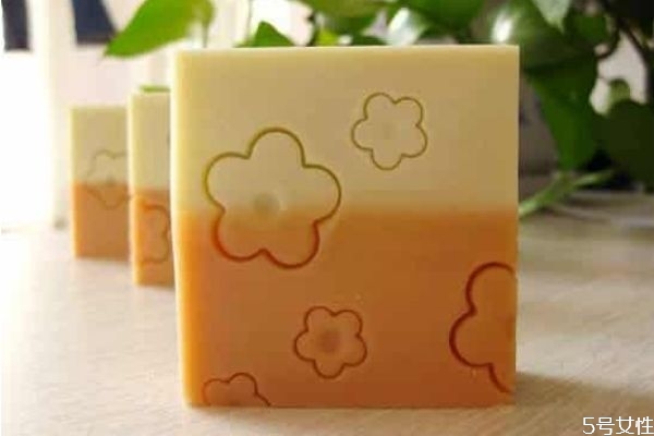 馬油皂和洗面奶可以同時使用嗎 馬油皂和洗面奶的區(qū)別 馬油皂和洗面奶可以同時使用嗎 馬油皂和洗面奶的區(qū)別