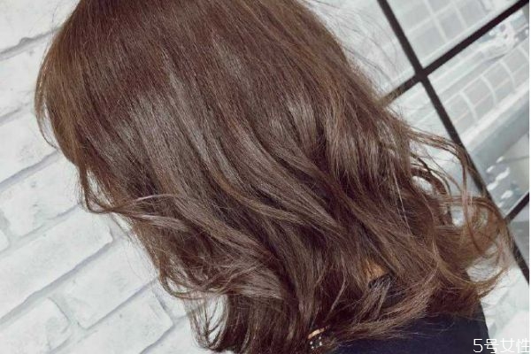 卷發(fā)怎么打理頭發(fā)呢 怎么樣卷發(fā)才維持的久呢 卷發(fā)怎么打理頭發(fā)呢 怎么樣卷發(fā)才維持的久呢