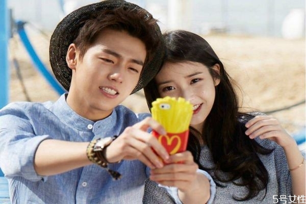 內(nèi)向男人愛一個人方式有哪些 怎么看出內(nèi)向男人喜歡你 內(nèi)向男人愛一個人方式有哪些 怎么看出內(nèi)向男人喜歡你