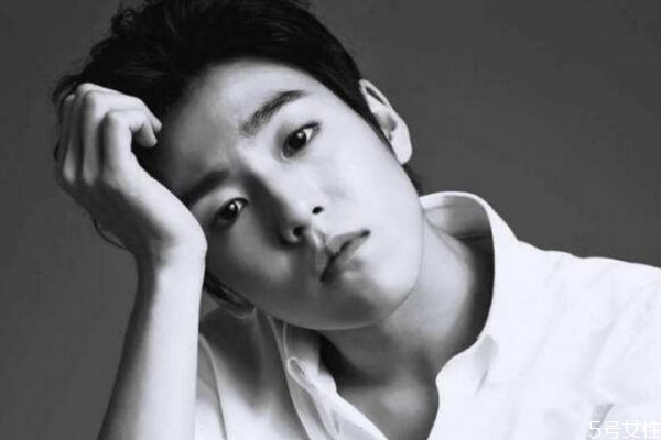 內(nèi)向男人愛一個人方式有哪些 怎么看出內(nèi)向男人喜歡你 內(nèi)向男人愛一個人方式有哪些 怎么看出內(nèi)向男人喜歡你