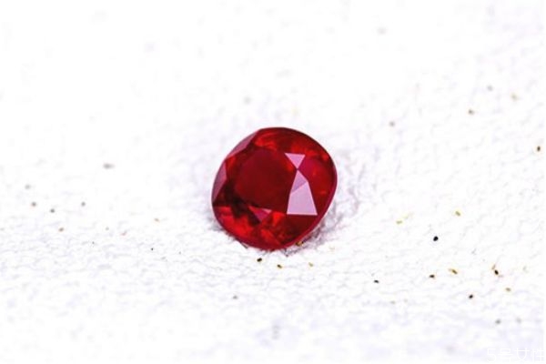 紅寶石為什么會裂 紅寶石有內(nèi)裂正常嗎 紅寶石為什么會裂 紅寶石有內(nèi)裂正常嗎