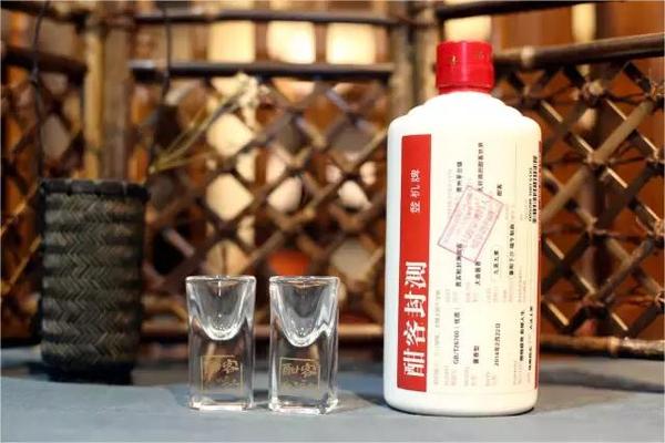 白酒和啤酒哪個(gè)熱量高 白酒喝多少度對(duì)身體好 白酒和啤酒哪個(gè)熱量高 白酒喝多少度對(duì)身體好