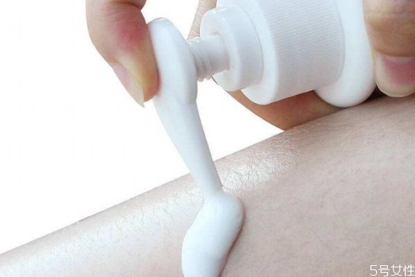 冬天怎么涂身體乳呢 身體冷的狀態(tài)不宜涂身體乳 冬天怎么涂身體乳呢 身體冷的狀態(tài)不宜涂身體乳