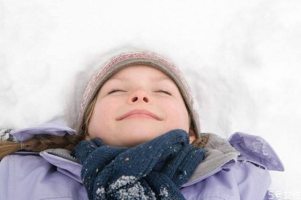 圍巾怎么搭配衣服 百搭的圍巾顏色有什么呢 圍巾怎么搭配衣服 百搭的圍巾顏色有什么呢