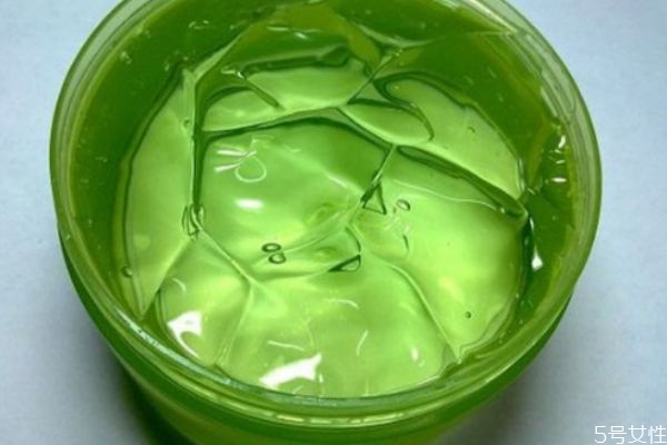 擦完蘆薈膠還可以擦其它護膚品嗎 蘆薈膠與護膚品順序 擦完蘆薈膠還可以擦其它護膚品嗎 蘆薈膠與護膚品順序