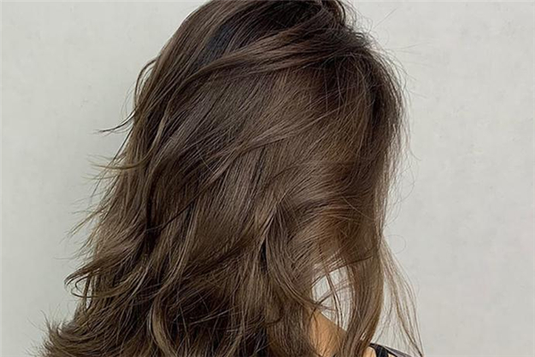 煙草棕色需要漂嗎 煙草棕色頭發(fā)染太黃怎么辦 煙草棕色需要漂嗎 煙草棕色頭發(fā)染太黃怎么辦