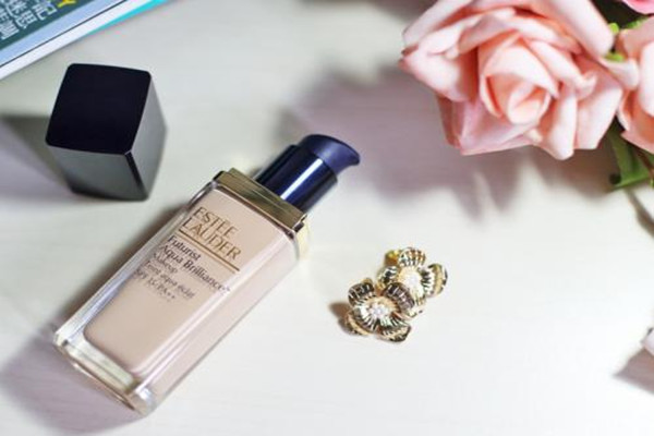 雅詩蘭黛沁水粉底液色號(hào)挑選 為什么雅詩蘭黛沁水粉底液好用