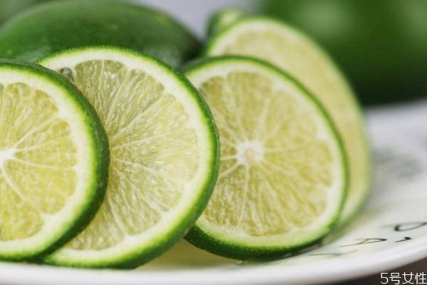 綠檸檬可以吃嗎 綠檸檬有什么營(yíng)養(yǎng)價(jià)值 綠檸檬可以吃嗎 綠檸檬有什么營(yíng)養(yǎng)價(jià)值