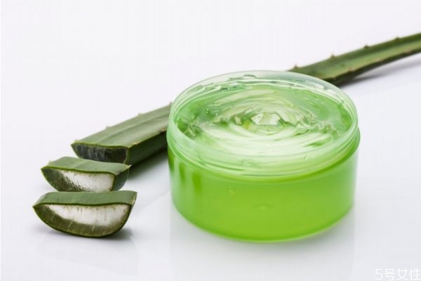 蘆薈膠可以涂著睡覺嗎 涂了蘆薈膠要洗掉嗎 蘆薈膠可以涂著睡覺嗎 涂了蘆薈膠要洗掉嗎