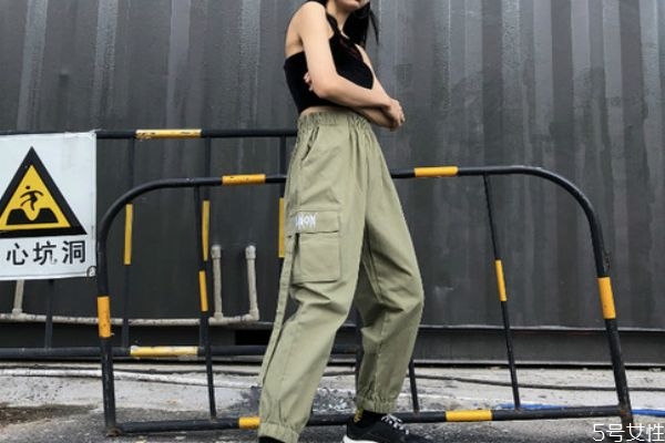 女生工裝褲要怎么搭配 女生工裝褲搭配什么上衣