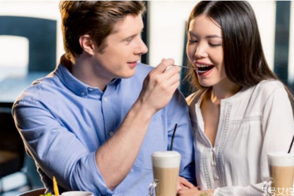 女生給男生花錢是傻么 談戀愛(ài)女生到底要不要為男生花錢 女生給男生花錢是傻么 談戀愛(ài)女生到底要不要為男生花錢