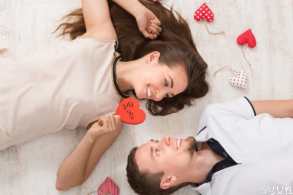 女生給男生花錢是傻么 談戀愛(ài)女生到底要不要為男生花錢 女生給男生花錢是傻么 談戀愛(ài)女生到底要不要為男生花錢