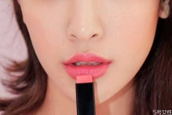 玫瑰豆沙色口紅顯老嗎 玫瑰豆沙色口紅適合什么膚色 玫瑰豆沙色口紅顯老嗎 玫瑰豆沙色口紅適合什么膚色