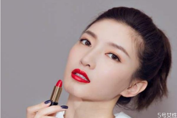 唇釉和口紅的區(qū)別是什么 建議買(mǎi)口紅還是買(mǎi)唇釉
