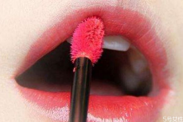 唇釉可以用洗面奶卸嗎 唇釉用什么卸得干凈 唇釉可以用洗面奶卸嗎 唇釉用什么卸得干凈