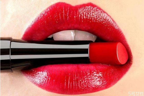嘴唇里面一圈涂不上怎么辦 下嘴唇內(nèi)側(cè)涂不上口紅 嘴唇里面一圈涂不上怎么辦 下嘴唇內(nèi)側(cè)涂不上口紅