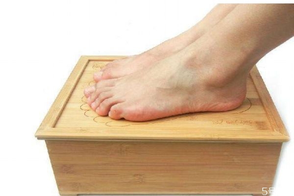 女性艾灸腳底的好處 女性艾灸腳底的時(shí)間 女性艾灸腳底的好處 女性艾灸腳底的時(shí)間