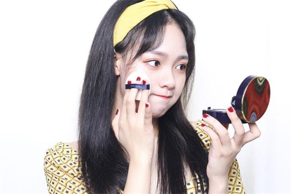 雅詩蘭黛沁水氣墊怎么用 雅詩蘭黛沁水氣墊使用步驟 雅詩蘭黛沁水氣墊怎么用 雅詩蘭黛沁水氣墊使用步驟