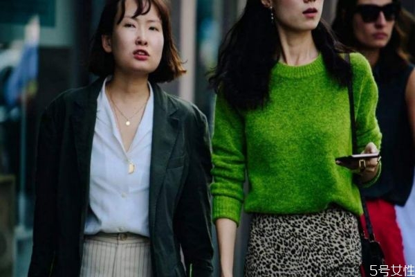明綠色毛衣怎么搭配 什么顏色毛衣最百搭 明綠色毛衣怎么搭配 什么顏色毛衣最百搭
