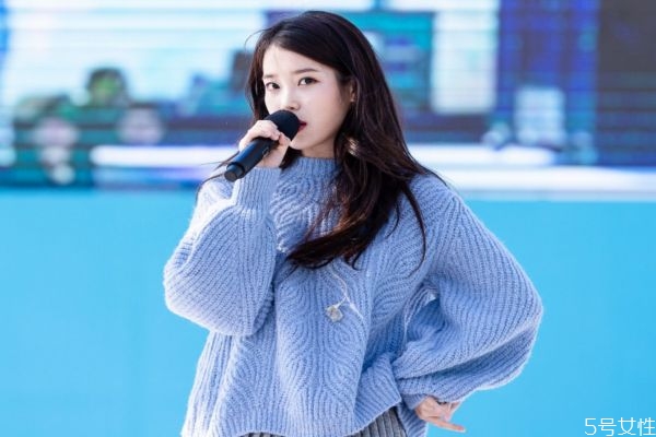 明綠色毛衣怎么搭配 什么顏色毛衣最百搭 明綠色毛衣怎么搭配 什么顏色毛衣最百搭