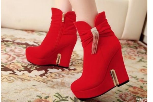 今年冬天流行什么鞋子 冬天穿什么鞋子顯腿長 今年冬天流行什么鞋子 冬天穿什么鞋子顯腿長