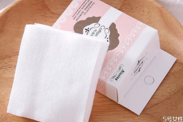 水必須用化妝棉嗎 涂化妝水用手好還是化妝棉好 水必須用化妝棉嗎 涂化妝水用手好還是化妝棉好