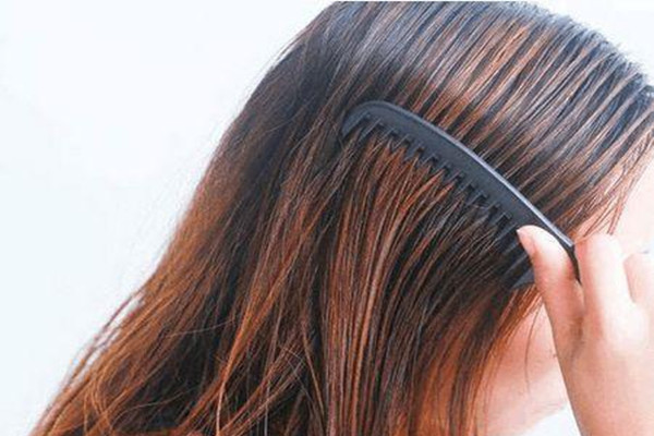 頭發(fā)油怎么洗頭發(fā)好 頭發(fā)油用什么類型的洗發(fā)水好 頭發(fā)油怎么洗頭發(fā)好 頭發(fā)油用什么類型的洗發(fā)水好