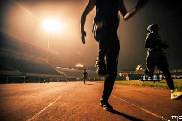 夜跑最佳時(shí)間 夜跑有什么作用 夜跑最佳時(shí)間 夜跑有什么作用