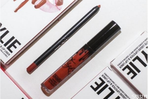 唇釉和口紅哪個不容易掉色 唇釉和口紅哪個不容易脫妝 唇釉和口紅哪個不容易掉色 唇釉和口紅哪個不容易脫妝