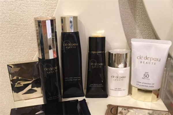 cpb鉆光粉底液適合干皮嗎 cpb鉆光粉底液保質(zhì)期 cpb鉆光粉底液適合干皮嗎 cpb鉆光粉底液保質(zhì)期