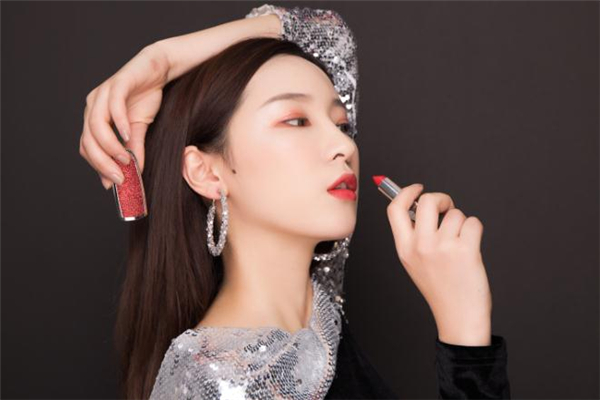 嬌蘭214口紅真人試色 嬌蘭214口紅什么色 嬌蘭214口紅真人試色 嬌蘭214口紅什么色