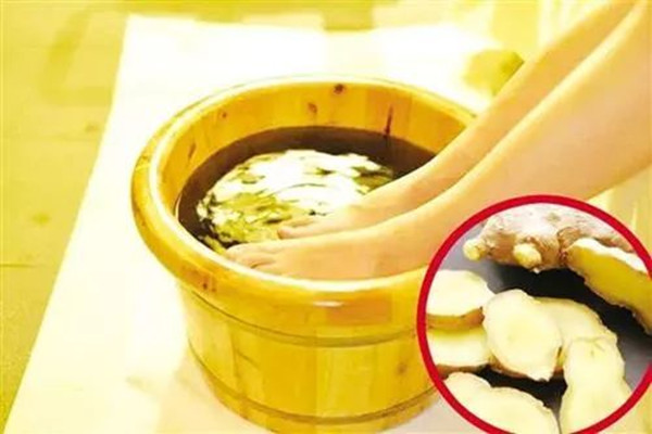 為什么泡腳可以消除水腫 泡腳加什么好 為什么泡腳可以消除水腫 泡腳加什么好