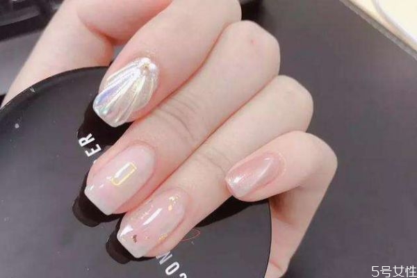 亮油和封層哪個先涂 亮油什么時候涂 亮油和封層哪個先涂 亮油什么時候涂