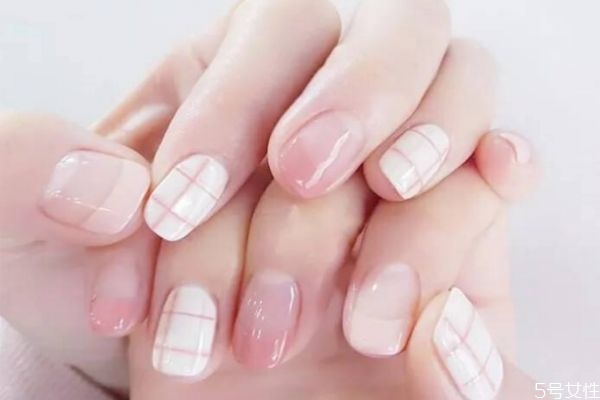 亮油和封層哪個先涂 亮油什么時候涂 亮油和封層哪個先涂 亮油什么時候涂