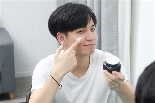 左顏右色素顏霜怎么樣 左顏右色素顏霜怎么用 左顏右色素顏霜怎么樣 左顏右色素顏霜怎么用