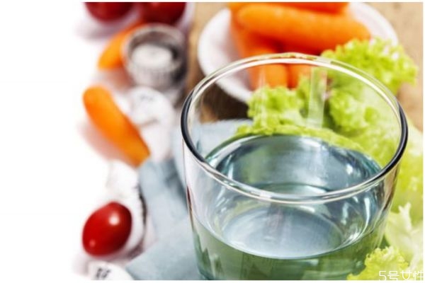 早上喝淡鹽水能減肥嗎 早上喝淡鹽水有什么好處 早上喝淡鹽水能減肥嗎 早上喝淡鹽水有什么好處