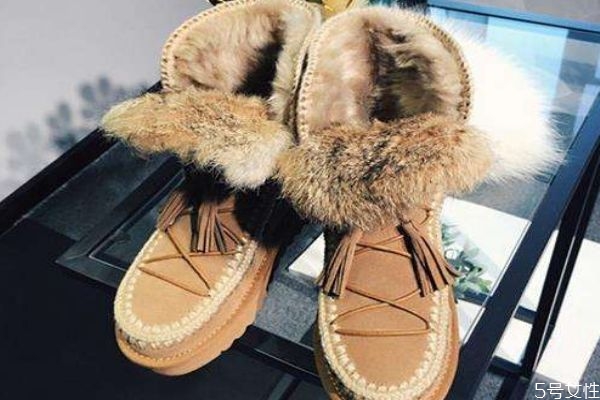 雪地靴會越穿越松嗎 雪地靴買緊點還是松點 雪地靴會越穿越松嗎 雪地靴買緊點還是松點