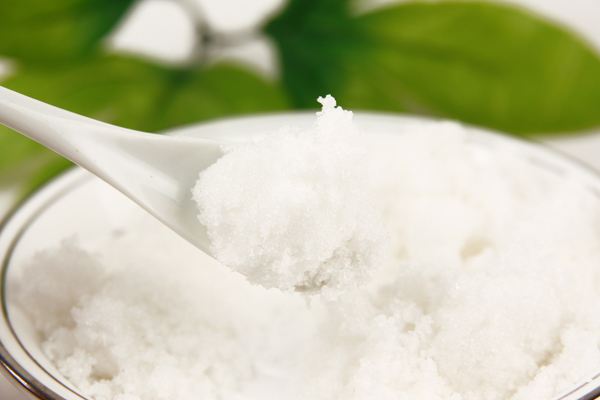 白糖和鹽哪個去角質(zhì)好 怎么用鹽去角質(zhì) 白糖和鹽哪個去角質(zhì)好 怎么用鹽去角質(zhì)