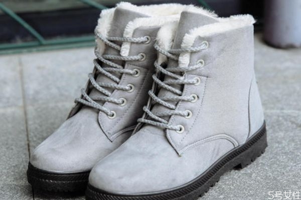 雪地靴會越穿越松嗎 雪地靴買緊點還是松點 雪地靴會越穿越松嗎 雪地靴買緊點還是松點