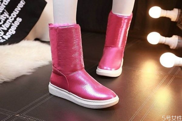 女生雪地靴穿什么褲子 冬季雪地靴配什么褲子好看 女生雪地靴穿什么褲子 冬季雪地靴配什么褲子好看