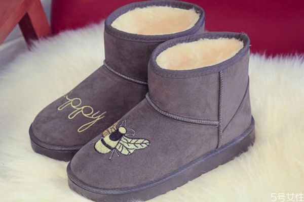 女生雪地靴穿什么褲子 冬季雪地靴配什么褲子好看 女生雪地靴穿什么褲子 冬季雪地靴配什么褲子好看